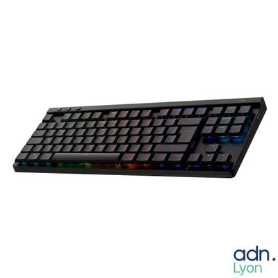 un clavier d'ordinateur posé sur une surface blanche