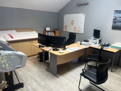 une pièce équipée d'un bureau, d'une chaise et d'un écran d'ordinateur