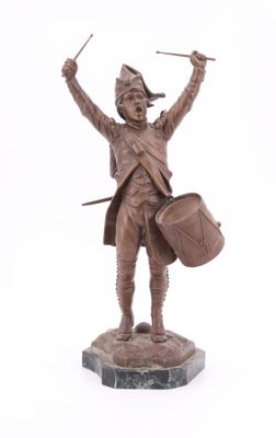 statue d'un homme tenant un tambour et une baguette de tambour