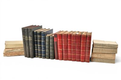 plusieurs vieux livres empilés sur une surface blanche