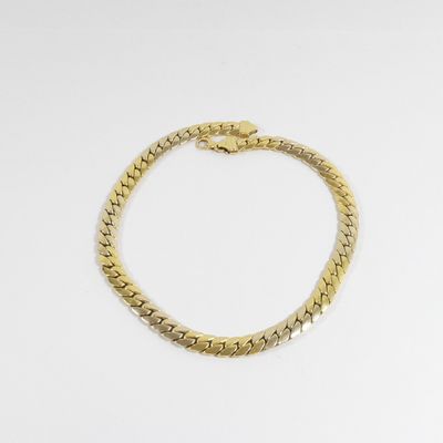 un bracelet en or avec un fermoir en forme de serpent sur fond blanc