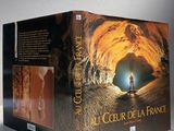 la couverture d'un livre sur laquelle figure l'image d'un homme debout devant une grotte