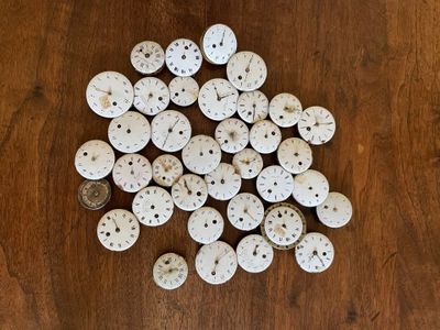 un tas de pièces en forme de dollar des sables blanches posées sur une table en bois