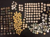 l'image d'un paquet de pièces de monnaie posé sur une table