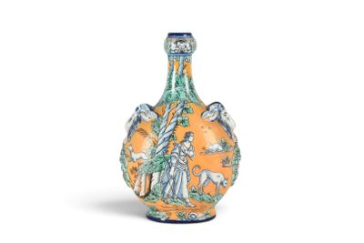 un petit vase avec une peinture sur une surface blanche