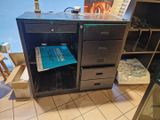 une photo d'une armoire métallique dans une pièce