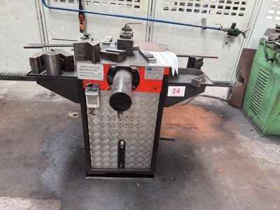 a machine that is sitting on the ground in the garage