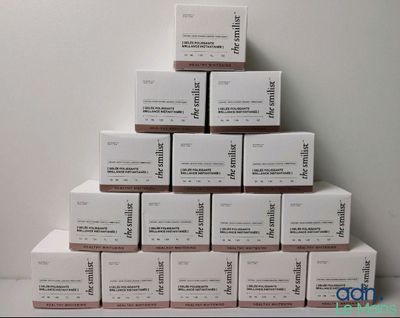 une pile de cartons empilés les uns sur les autres