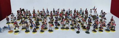 un grand nombre de figurines posées sur une table