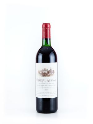 une bouteille de vin posée sur une table