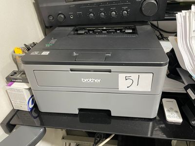 une photo d'une imprimante posée sur un bureau