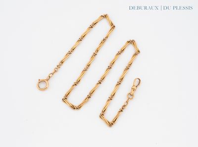 a close up of a gold chain with a clasp on it