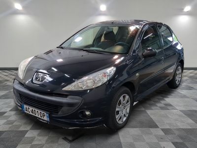 la photo d'une petite voiture bleue garée dans un garage