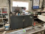 une photo d'un établi dans un atelier, avec des outils