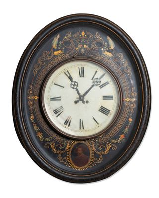 une horloge accrochée au mur de la pièce