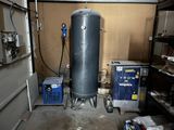 un chauffe-eau dans un garage, à côté d'une poubelle