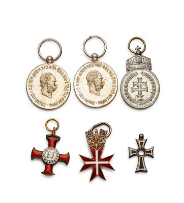 quatre médailles et une médaille sont posées sur une surface blanche