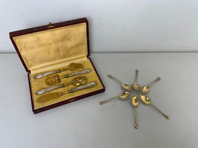 une boîte contenant un ensemble de cuillères et des cuillères