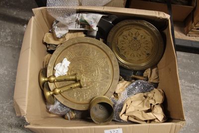 une boîte contenant de nombreux objets