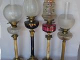 cinq lampes différentes posées sur une table