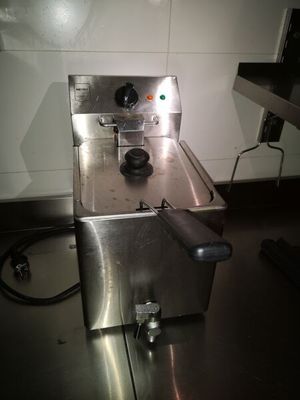 une photo d'une friteuse professionnelle dans une cuisine