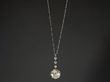 un pendentif en or blanc et diamants sur fond noir