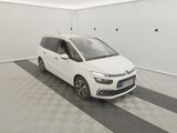 La petite voiture blanche est garée dans une pièce propre.