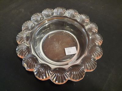 un saladier en verre muni d'une étiquette, posé sur une table