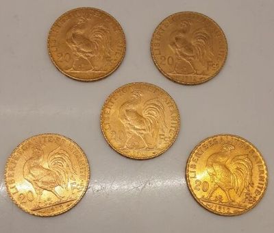 quatre pièces d'or portant l'image d'un homme et d'une femme