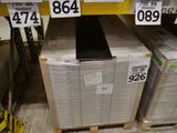 un grand nombre de cartons posés sur le sol