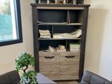 une bibliothèque sur laquelle sont posés tout un tas de papiers