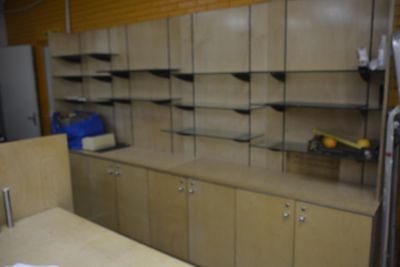 Sur désignation. Meuble arrière comptoir, 8 portes et 11 étagères en v