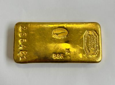 un lingot d'or sur un fond blanc