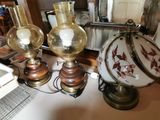 trois lampes posées sur une table