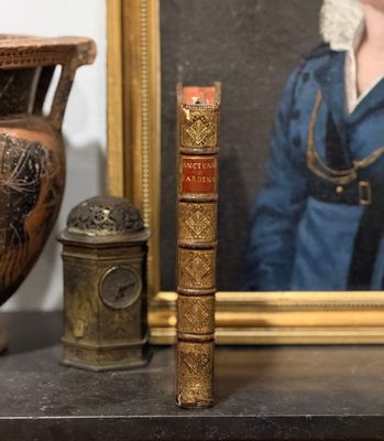 la photo d'une photo représentant une femme et un livre posé sur une étagère