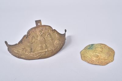 deux pièces d'or sont posées l'une à côté de l'autre sur une surface blanche