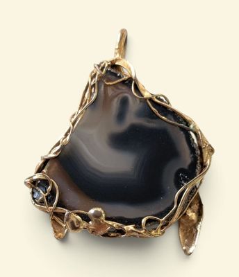 une photo d'un bijou orné d'une pierre noire