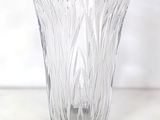 un vase en verre posé sur une table