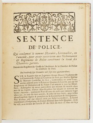 un livre ouvert avec l'image d'un oiseau dessus