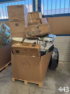de nombreux cartons empilés les uns sur les autres dans un entrepôt