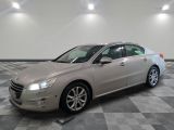 la voiture argentée est garée sur un sol en damier dans le garage