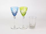 trois verres à vin posés l'un à côté de l'autre sur une table