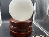 une boule de verre posée sur un socle en bois
