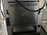 une photo d'un four grille-pain posé sur un plan de travail dans une cuisine