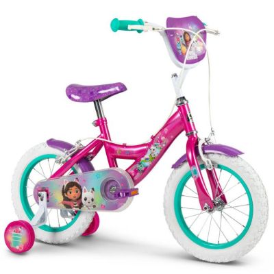 un gros plan sur un vélo d'enfant sur fond blanc