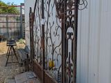 une clôture installée à côté d'un bâtiment