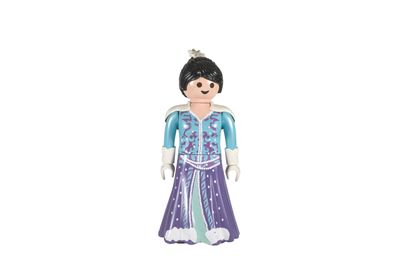 La poupée porte une robe violette et bleue ainsi qu'un ruban à nouer.