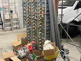 de nombreux cartons de déchets dans un entrepôt, avec un camion en arrière-plan