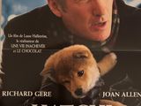 L'affiche du film « Hatch » est posée sur une table.