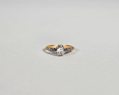gros plan d'une bague en diamant sur une surface blanche